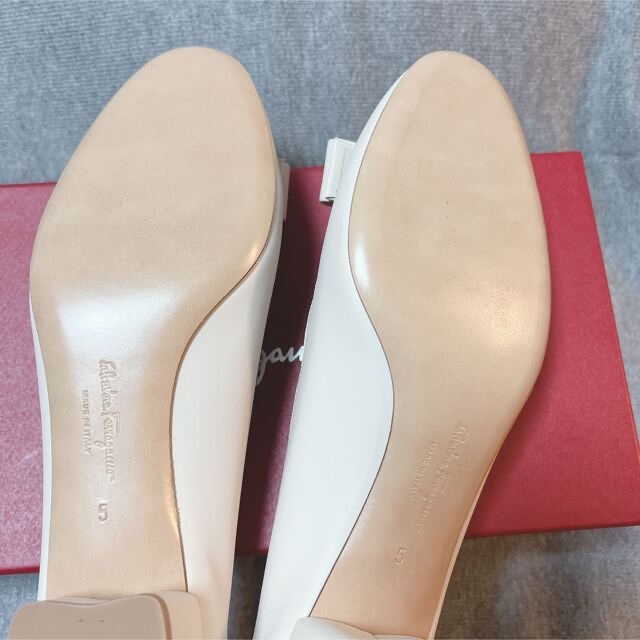 Salvatore Ferragamo - 新品未使用☆フェラガモ☆ヴァラ パンプス 5 ... 新品未使用★フェラガモ★ヴァラ パンプス 5、5.5、22、22.5cm