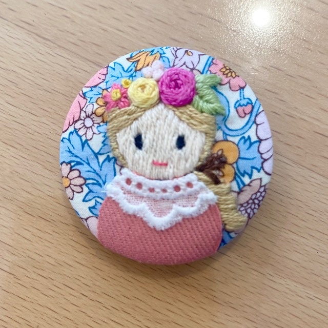 ハンドメイド　刺繍ブローチ　くるみボタン38㎜ ハンドメイドのアクセサリー(コサージュ/ブローチ)の商品写真