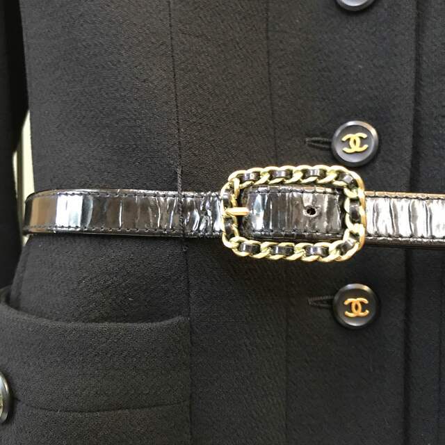 CHANEL(シャネル)のCHANELスーツ黒2点セットベルト付き レディースのフォーマル/ドレス(スーツ)の商品写真