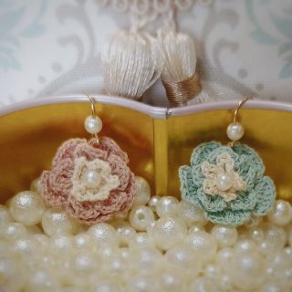 かぎ針編みのお花のピアス♪(ピアス)