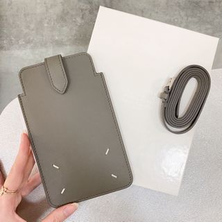 マルタンマルジェラ(Maison Martin Margiela)の【新品】メゾン マルジェラ ネックストラップ付き スマホショルダー 黒(iPhoneケース)