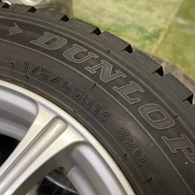 DUNLOP(ダンロップ)のスタッドレス　175/65R14 スノータイヤ　タイヤホイールセット 自動車/バイクの自動車(タイヤ・ホイールセット)の商品写真
