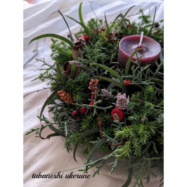 クリスマスに向けて飾る 赤い実や針葉樹を束ねた香り豊かな リース ドライフラワー