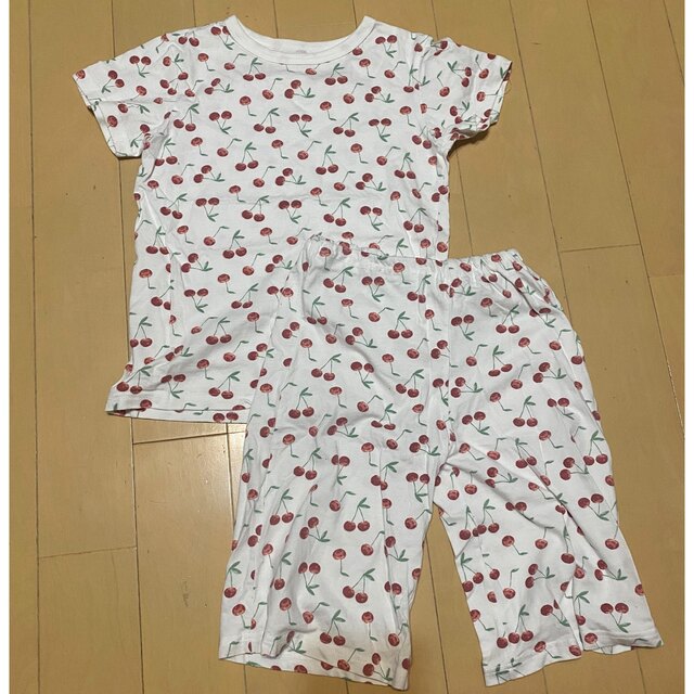 140  パジャマ　チェリー柄 キッズ/ベビー/マタニティのキッズ服女の子用(90cm~)(パジャマ)の商品写真