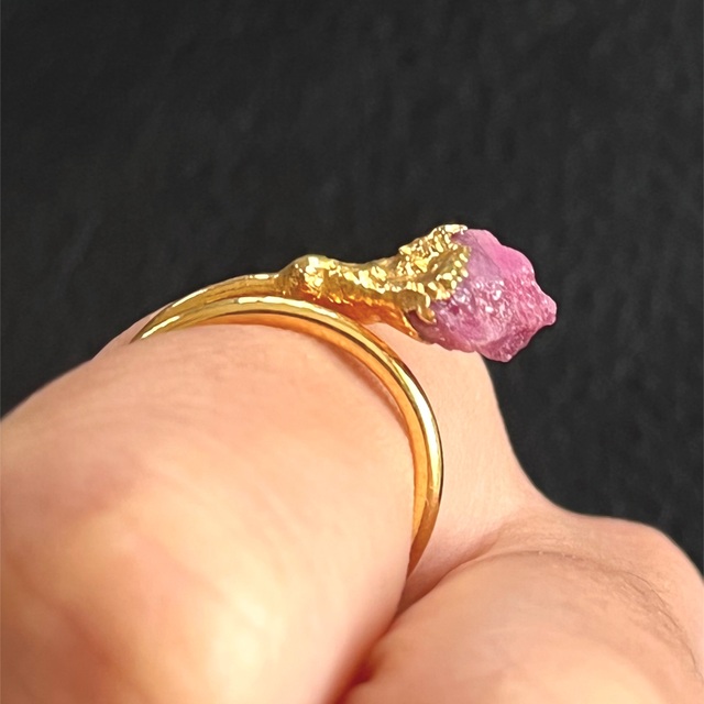 イタリア！ピンクルビー原石！ゴールドリング レディースのアクセサリー(リング(指輪))の商品写真