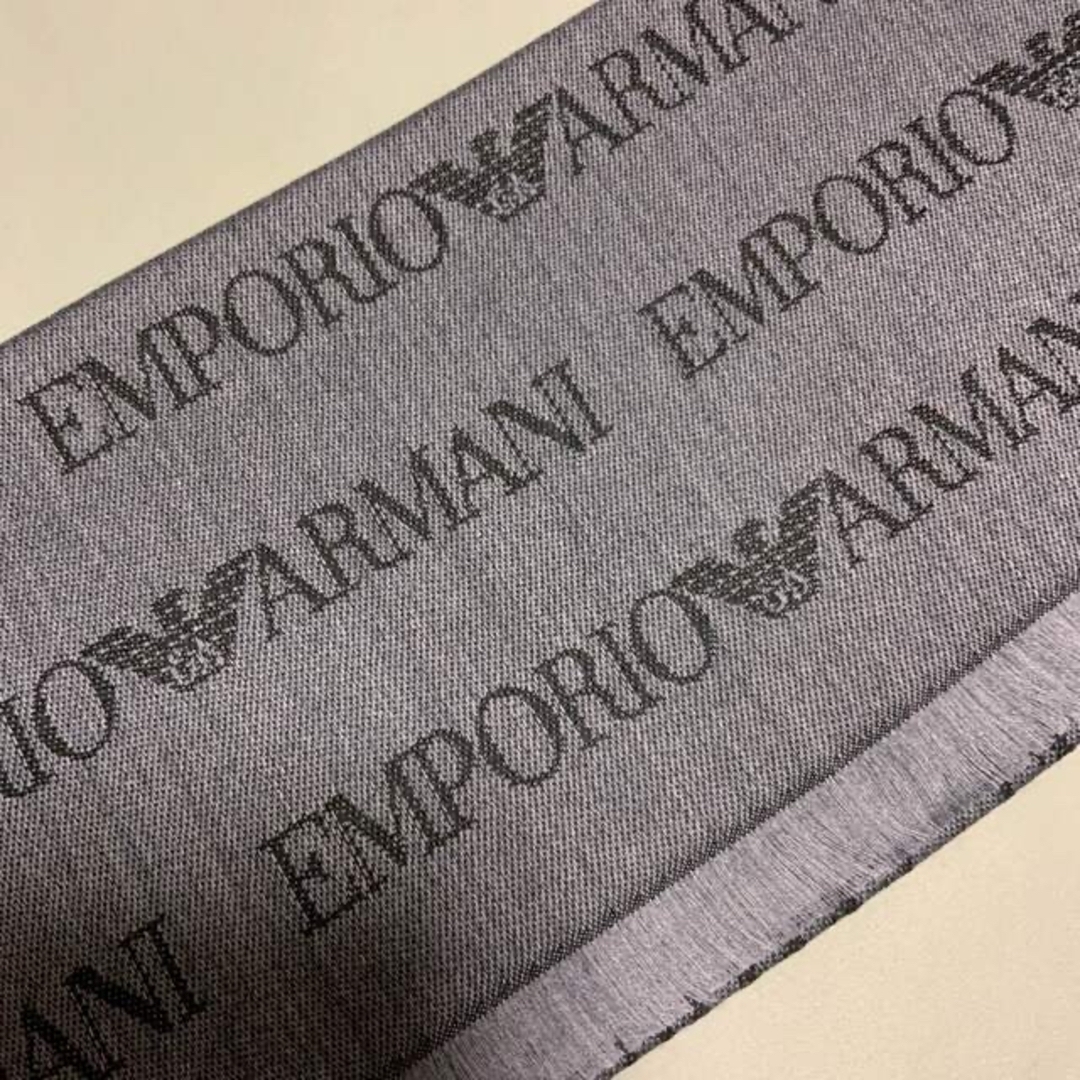 Emporio Armani(エンポリオアルマーニ)の上質　EMPORIO ARMANI スカーフ ウール混紡 ジャカードロゴ　グレー メンズのファッション小物(マフラー)の商品写真