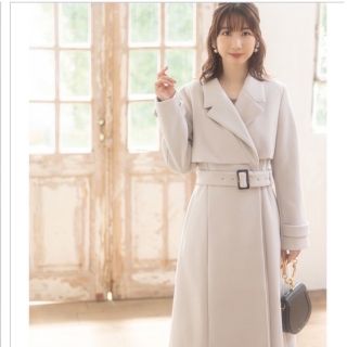 トッコクローゼット(TOCCO closet)のtocco closet ベルト付きヨークデザインロングコート　アイボリー(ロングコート)