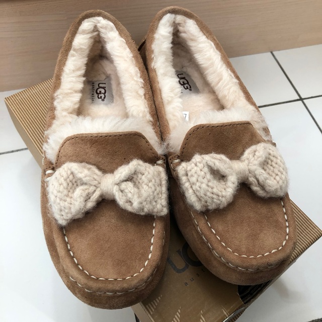 UGG(アグ)の一度数時間店内着用 大人気完売レア UGG W ANSLEY KNIT BOW レディースの靴/シューズ(スリッポン/モカシン)の商品写真