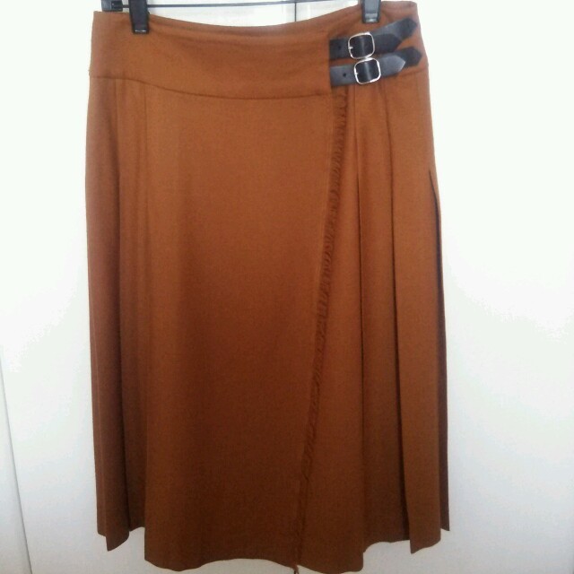 TOMORROWLAND(トゥモローランド)のMACPHEE ベルト付ラップ後ろプリーツスカート レディースのスカート(ひざ丈スカート)の商品写真
