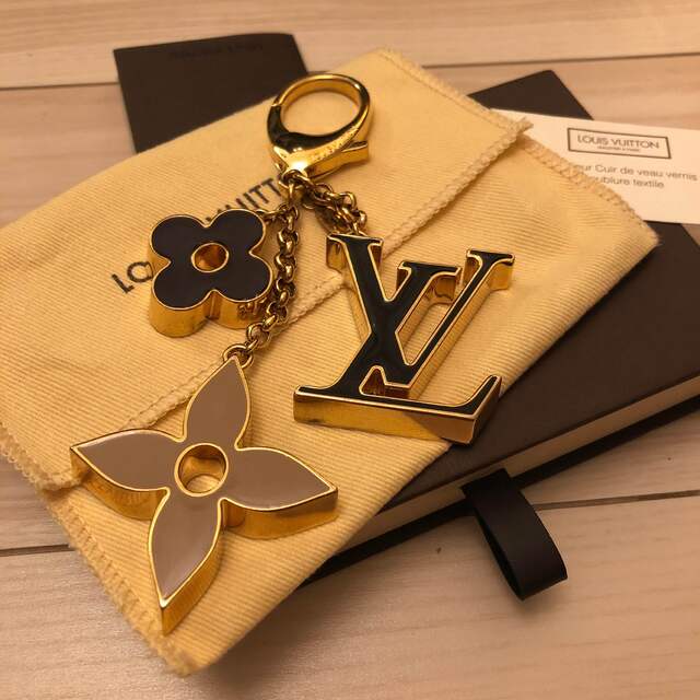 LV❤️ロゴチャーム