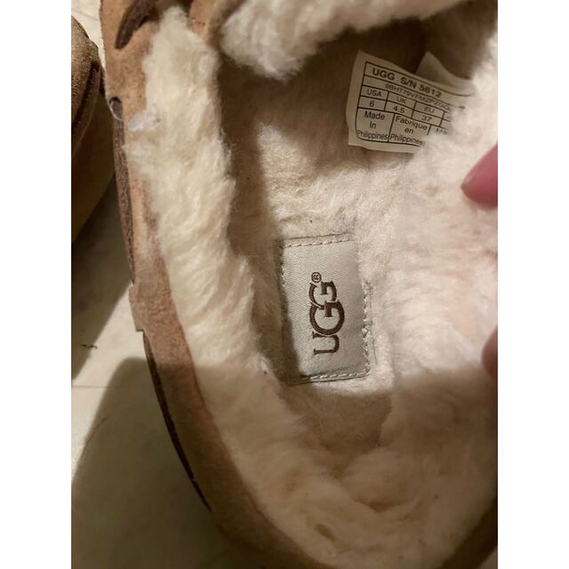 UGG(アグ)の長靴をはいた豚様　UGG  モカシン　DAKOTA 　23cm ムートン レディースの靴/シューズ(スリッポン/モカシン)の商品写真