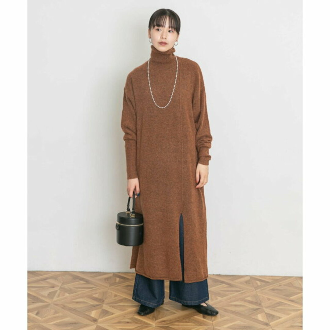 UR Lab.(アーバンリサーチラボ)の【BEIGE】スリットニットタートルワンピース レディースのワンピース(ロングワンピース/マキシワンピース)の商品写真