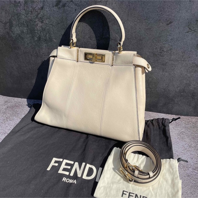 今年も話題の FENDI 定価57万円✨ - FENDI ピーカブー ライトベージュ