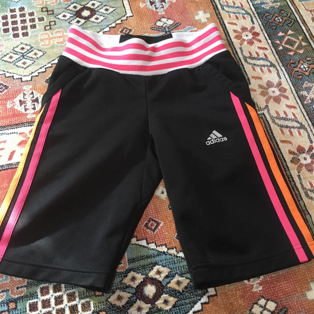 adidas(アディダス)のアディダスハーフパンツ キッズ/ベビー/マタニティのキッズ服女の子用(90cm~)(パンツ/スパッツ)の商品写真