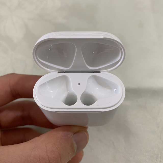 Apple(アップル)のairpods 第1世代　充電ケースのみ【純正品】 スマホ/家電/カメラのスマートフォン/携帯電話(バッテリー/充電器)の商品写真