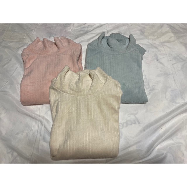 UNIQLO(ユニクロ)の美品 3枚セット ユニクロ フリースリブハイネックカットソー キッズ/ベビー/マタニティのキッズ服女の子用(90cm~)(Tシャツ/カットソー)の商品写真