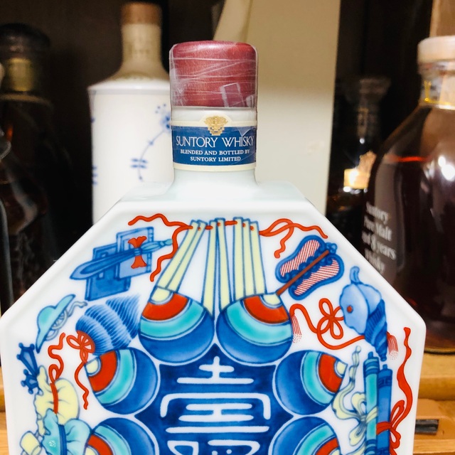 暖色系 サントリー ウイスキー 色絵壽字宝尽文八角瓶 有田焼 陶器