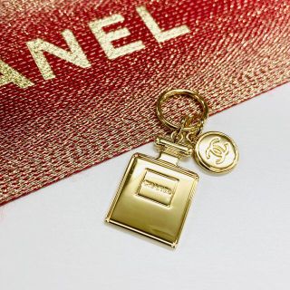 シャネル(CHANEL)のシャネル　チャーム　ホリデー 限定　n°5 ボトル 巾着付き(チャーム)