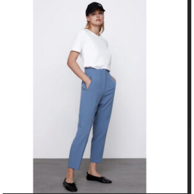 ZARA(ザラ)のZARA ハイウエストパンツ　パウダーブルー　ザラ レディースのパンツ(クロップドパンツ)の商品写真