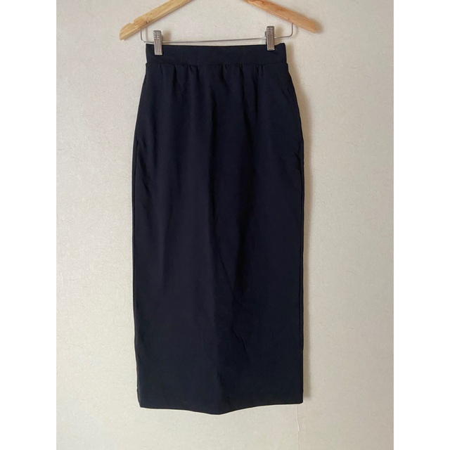 UNIQLO(ユニクロ)の黒 ウルトラストレッチアクティブナローマキシスカート レディースのスカート(ひざ丈スカート)の商品写真