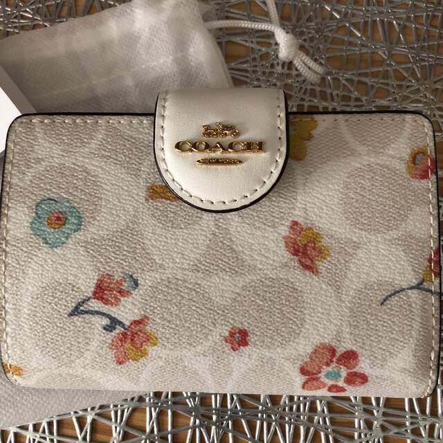 COACH(コーチ)のCOACH  コーチ　二つ折り財布　花柄 インテリア/住まい/日用品のインテリア/住まい/日用品 その他(その他)の商品写真