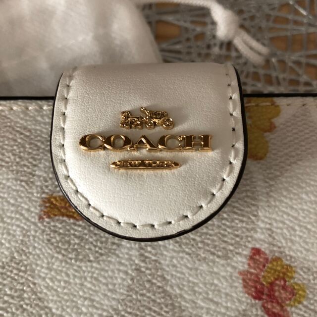 COACH(コーチ)のCOACH  コーチ　二つ折り財布　花柄 インテリア/住まい/日用品のインテリア/住まい/日用品 その他(その他)の商品写真