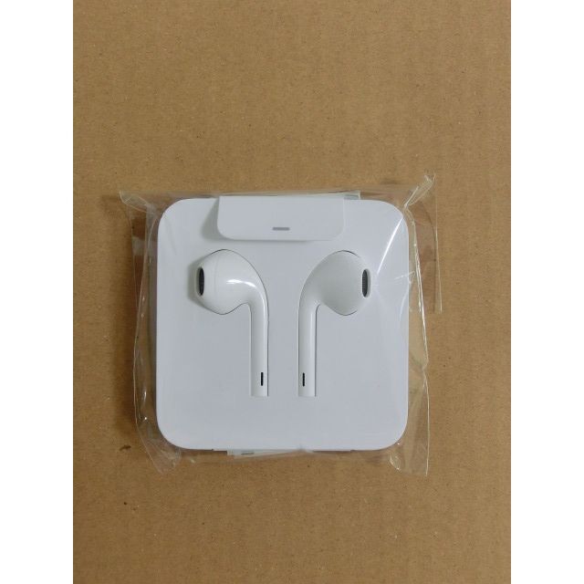 Apple(アップル)の新品Apple EarPods with Lightning Connector スマホ/家電/カメラのオーディオ機器(ヘッドフォン/イヤフォン)の商品写真