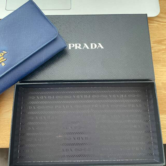 PRADA(プラダ)のPRADAブルーBottega Veneta ラウンドファスナー レディースのファッション小物(財布)の商品写真