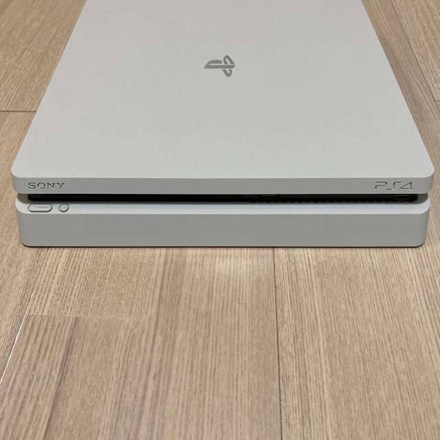 SONY(ソニー)のPS4 PlayStation 4 slim CHU-2100A エンタメ/ホビーのゲームソフト/ゲーム機本体(家庭用ゲーム機本体)の商品写真