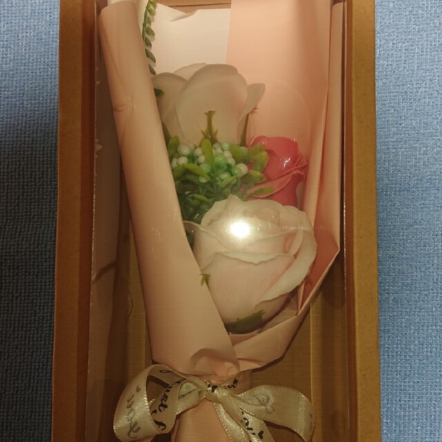 ソープフラワーブーケ箱入りリボン付きピンク系花束 ハンドメイドのフラワー/ガーデン(ドライフラワー)の商品写真