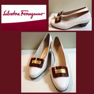 サルヴァトーレフェラガモ(Salvatore Ferragamo)のフェラガモ♡ホワイトレザー ロゴプレート パンプス♡(ハイヒール/パンプス)