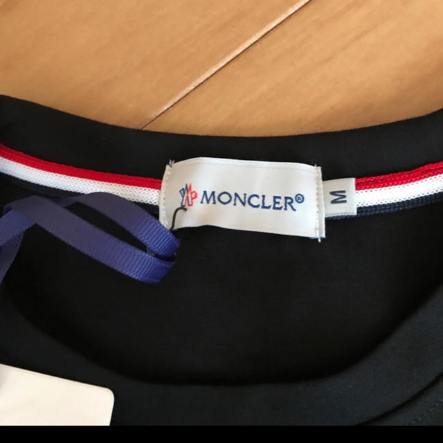 MONCLER(モンクレール)のMONCLER 刺繍ロゴトレーナー レディースのトップス(トレーナー/スウェット)の商品写真