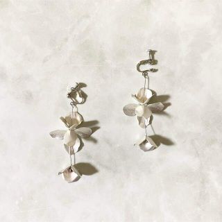 ハンドメイド　ブライダル　シルバーフラワー　イヤリング　ピアス(ピアス)