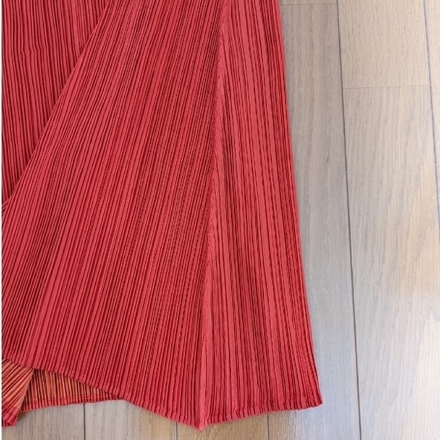 PLEATS PLEASE ISSEY MIYAKE(プリーツプリーズイッセイミヤケ)の赤☓オレンジ　フレアスカート レディースのスカート(ロングスカート)の商品写真