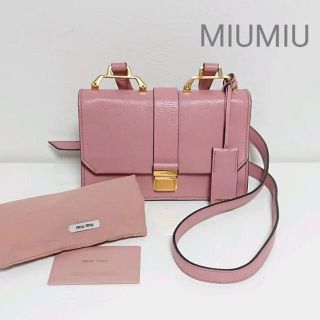 ミュウミュウ(miumiu)の【ほぼ未使用】miumiuミュウミュウ マドラス ショルダーバッグ 未使用(ショルダーバッグ)