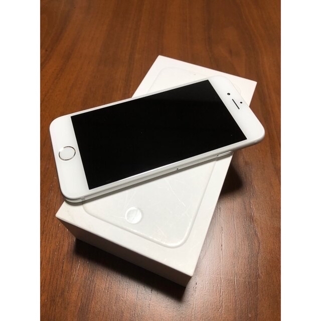 iPhone(アイフォーン)のiPhone6 16GB silver au、イアホン未使用品、電源ケーブル、箱 スマホ/家電/カメラのスマートフォン/携帯電話(スマートフォン本体)の商品写真