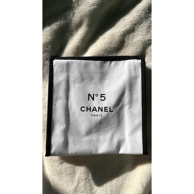 CHANEL(シャネル)のCHANEL  シャネル  N°5 ノベルティ ポーチ 新品未使用 レディースのファッション小物(ポーチ)の商品写真