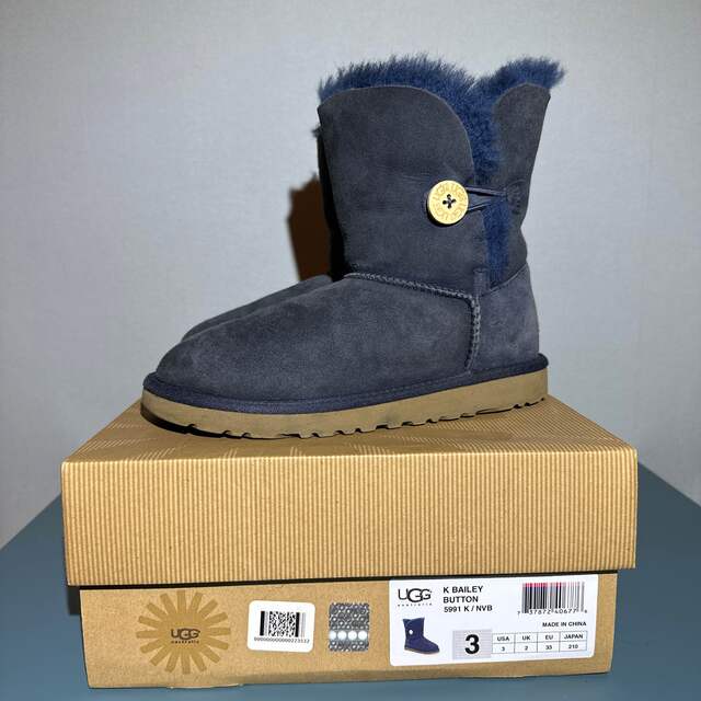 UGG(アグ)の美品 UGG ブーツ 21cm キッズ ベイリーボタン アグ ネイビー 紺 キッズ/ベビー/マタニティのキッズ靴/シューズ(15cm~)(ブーツ)の商品写真