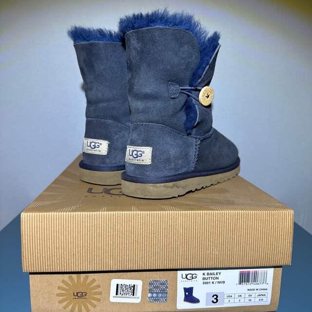 UGG(アグ)の美品 UGG ブーツ 21cm キッズ ベイリーボタン アグ ネイビー 紺 キッズ/ベビー/マタニティのキッズ靴/シューズ(15cm~)(ブーツ)の商品写真