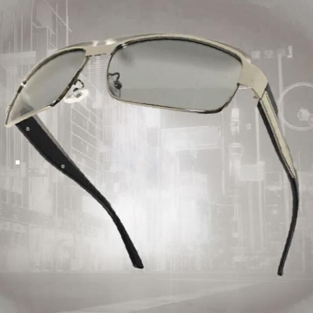 バーゲン！　紫外線で変色 調光サングラス 色 シルバー 偏光レンズ UVカット レディースのファッション小物(サングラス/メガネ)の商品写真