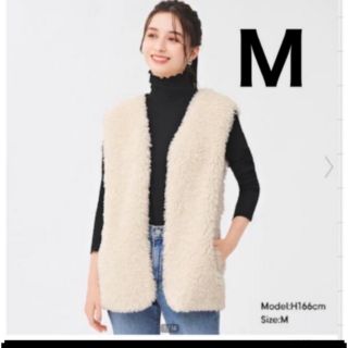 ジーユー(GU)のM ナチュラル　フェイクファーベスト+E 新品　ユニクロ　H&M ZARA(ベスト/ジレ)