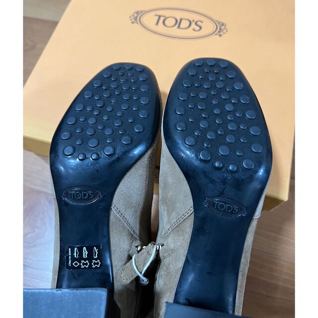 TOD'S(トッズ)の新品未使用TODSトッズ　ショートブーツスエード レディースの靴/シューズ(ブーツ)の商品写真