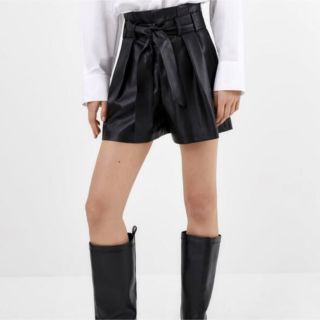 ザラ(ZARA)のZARA レザー風バミューダパンツ　Sサイズ(ショートパンツ)