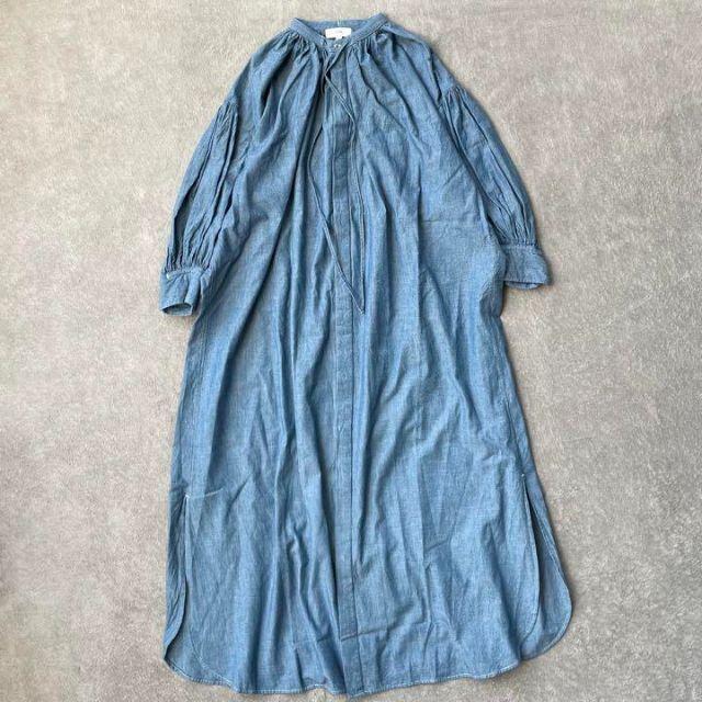 HYKE(ハイク)の2022SS HYKEハイクCHAMBRAY GATHERED DRESS レディースのワンピース(ロングワンピース/マキシワンピース)の商品写真