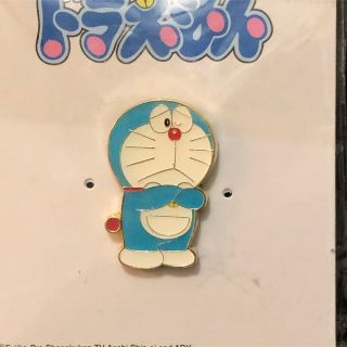 ショウガクカン(小学館)の未使用品★ドラえもん★うーん★困り顔★ピンバッジ★ピンズ(バッジ/ピンバッジ)