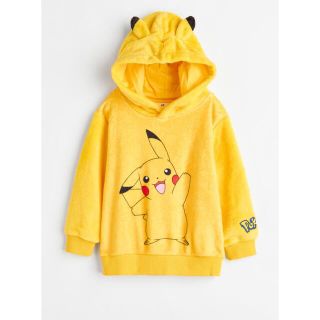 エイチアンドエム(H&M)のポケモンプリントボアフーデッドトップス(ニット)