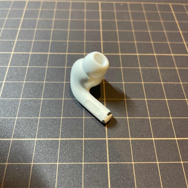 Apple(アップル)の『返品交換可』AirPods Pro 第1世代 右耳 R スマホ/家電/カメラのオーディオ機器(ヘッドフォン/イヤフォン)の商品写真