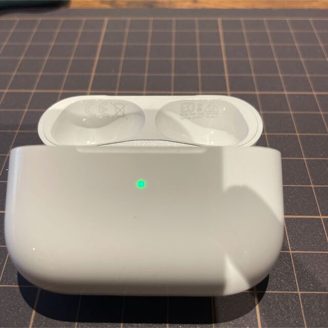 『返品交換可』AirPods pro 第1世代 充電ケースのみ  スマホ/家電/カメラのオーディオ機器(ヘッドフォン/イヤフォン)の商品写真