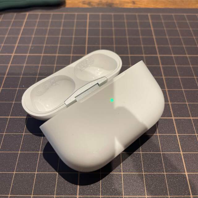 『返品交換可』AirPods pro 第1世代 充電ケースのみ  スマホ/家電/カメラのオーディオ機器(ヘッドフォン/イヤフォン)の商品写真