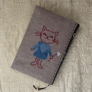 ブックカバー　ハンドメイド　文庫本サイズ  　刺繍　ネコちゃん(ブックカバー)